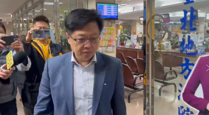 快新聞/錢籌到了? 沈慶京律師胡原龍一早現身北院