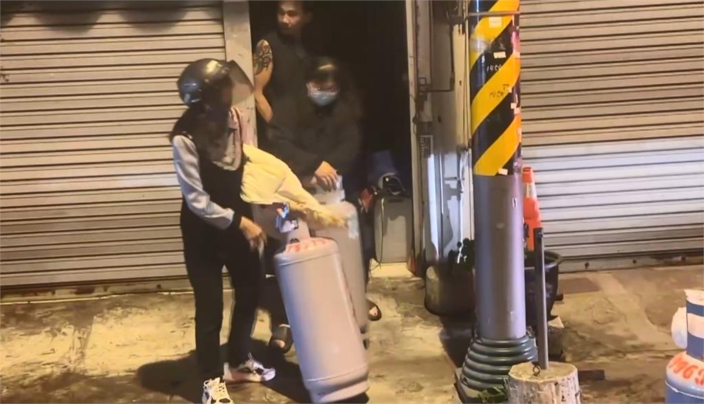 屏東果菜市場火警！攤商「破門鋸屋頂」搶救生財工具　