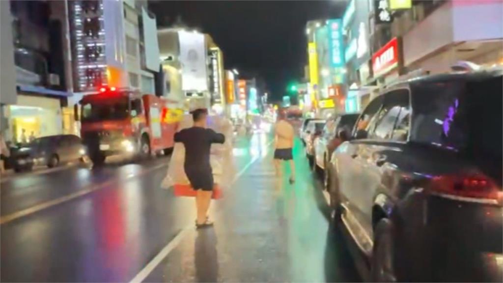 嘉義市倉庫大火! 火勢延燒街邊店面30多戶緊急逃生