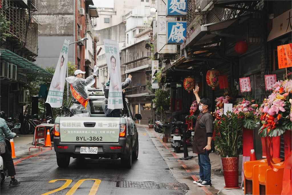 林子揚雨中獨自車掃　謝長廷現身勉勵「要加油！大家都在看」