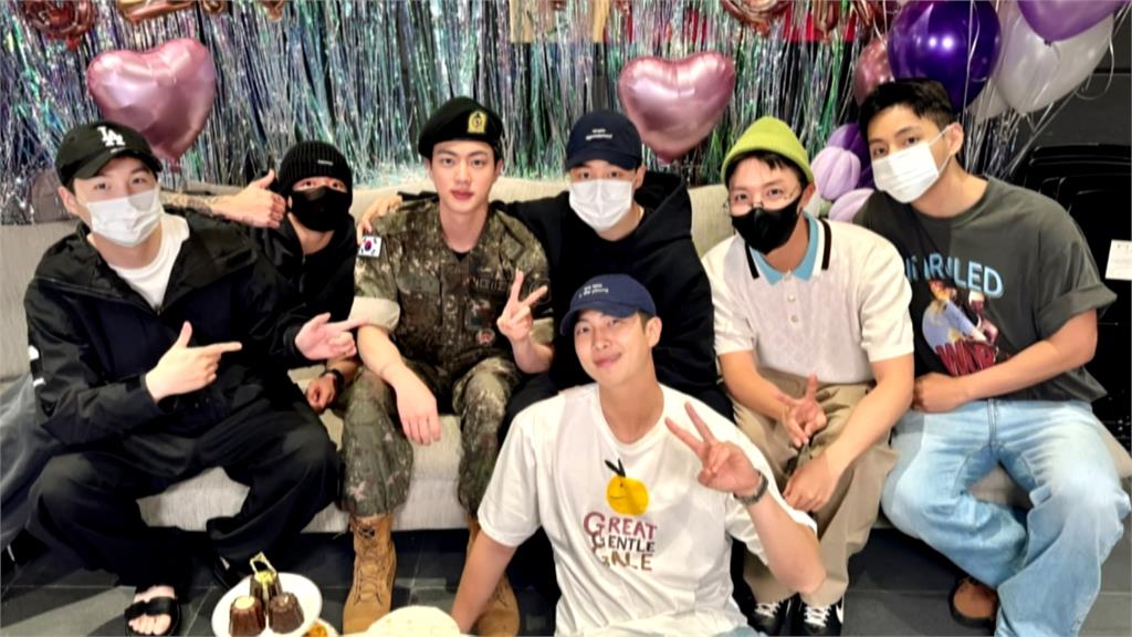 Jin正式退伍!BTS合體迎接 RM搞笑吹薩克斯風慶祝