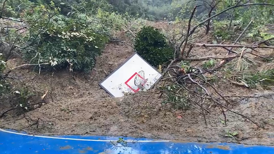 快新聞／基隆槓子寮邊坡嚴重坍方　籃球場、資源回收場遭土石埋沒畫面曝