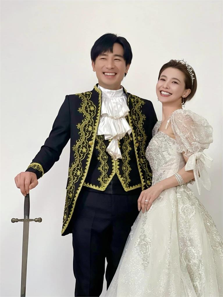 吳婉君《愛的榮耀》披公主風婚紗!曬「極近自拍」放送深V誘惑