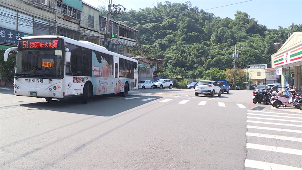 驚險！公車轉彎疑未看到行人　翁過馬路險遭撞飛