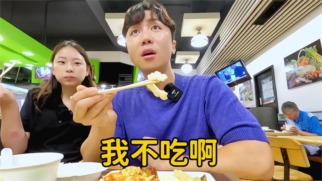 韓籍夫妻嚐台式自助餐!見1菜色嚇到哭 連台灣人都抗拒:到底為什麼有
