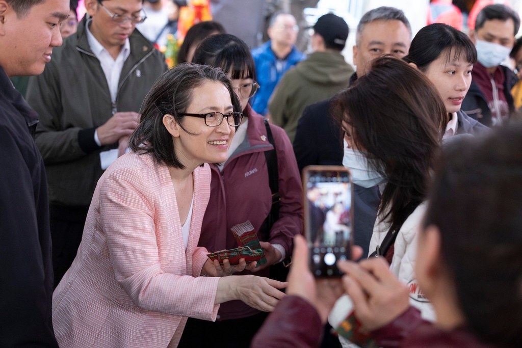 快新聞/鐵人行程!蕭美琴狂跑5宮廟發福袋 拱天宮民眾大排長龍冒雨領取