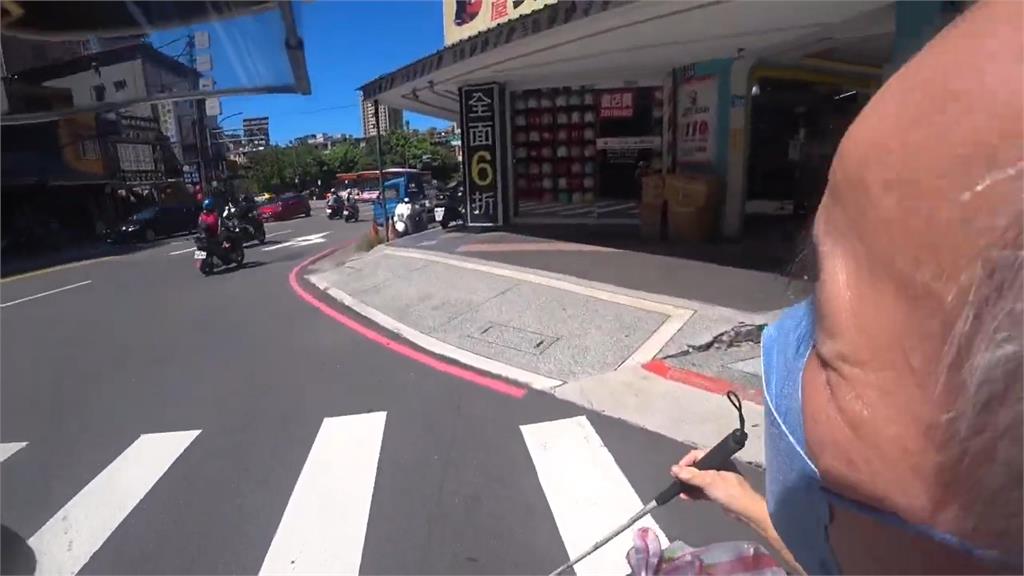 視障者過馬路險入車道!騎士衝上前引導 暖心舉動網讚:還好有您!