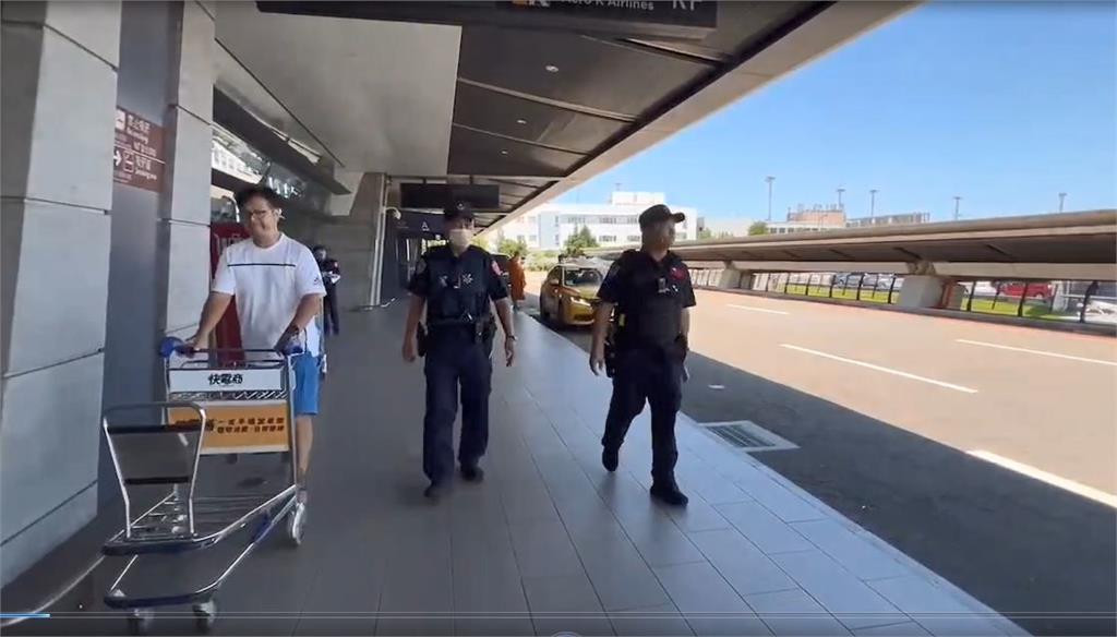 不滿違規攬客遇盤查　白牌車駕駛衝撞員警遭壓制逮捕