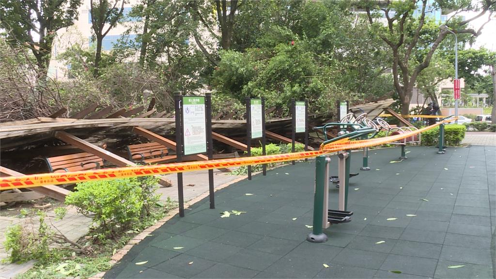 「卡努」颱風發威！強風豪雨釀災　北市萬有二號公園「涼亭倒塌」