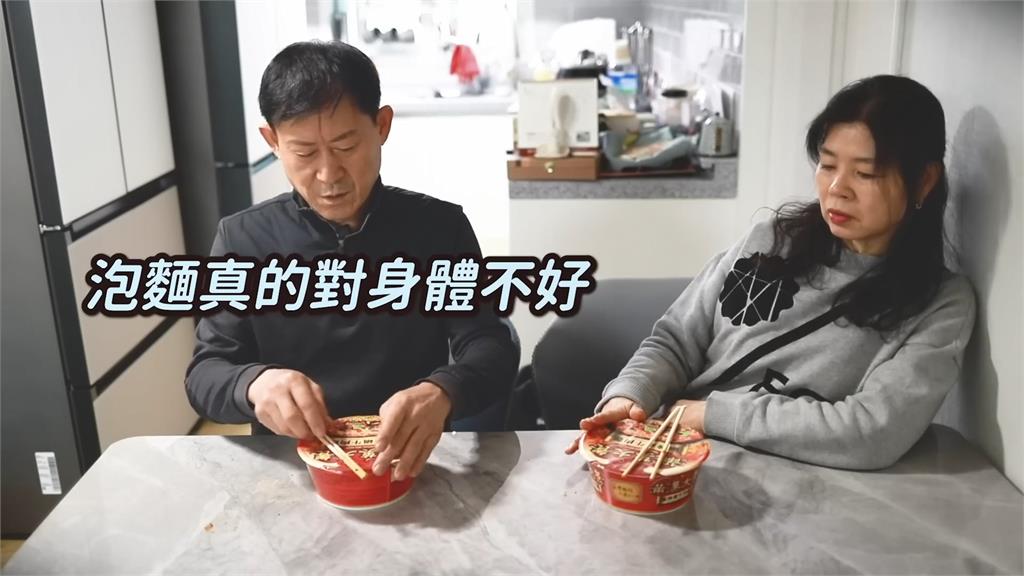 南韓爸嫌泡麵不營養、健康！一嚐台灣肉塊口味秒態度轉變惹網笑