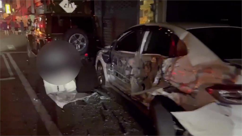 驚險！　小貨車失控衝撞3車輛.2民宅　駕駛一度受困　幸無生命危險
