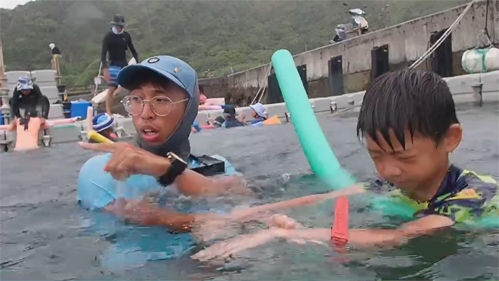 台東大學體育系師生暑假前進綠島　教當地小朋友學遊泳、深水自救