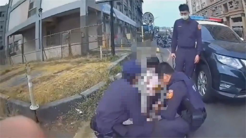 2歲女童獨自街頭閒逛路人熱心報警 警問住哪?萌回我住這裡...
