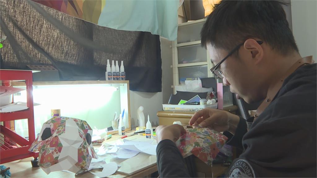 家族玉石創作出身 林得文返鄉投入紙雕世界