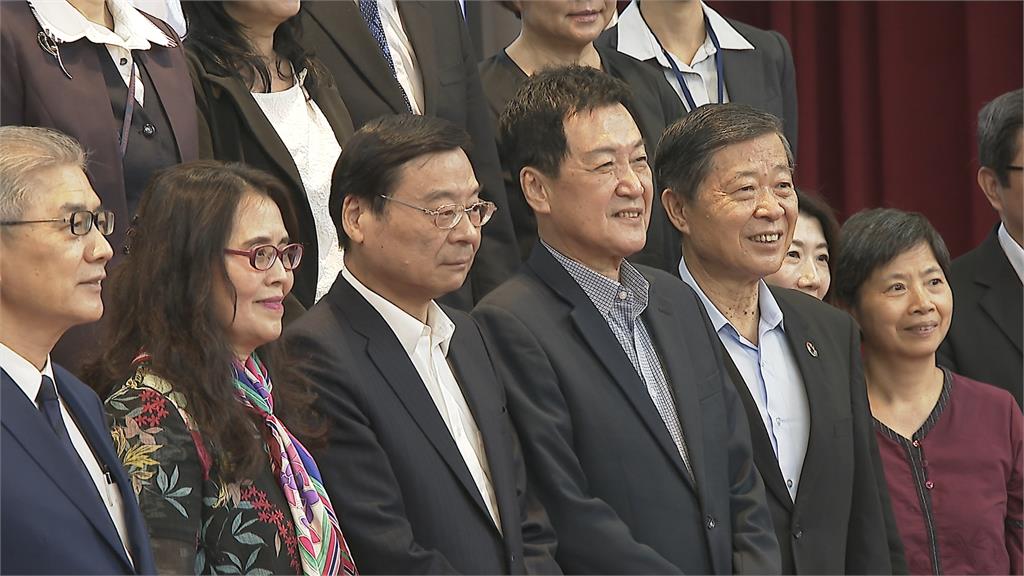 藍綠同框!曾銘宗合體費鴻泰夫婦出書 游錫堃站台力挺曝多年交情