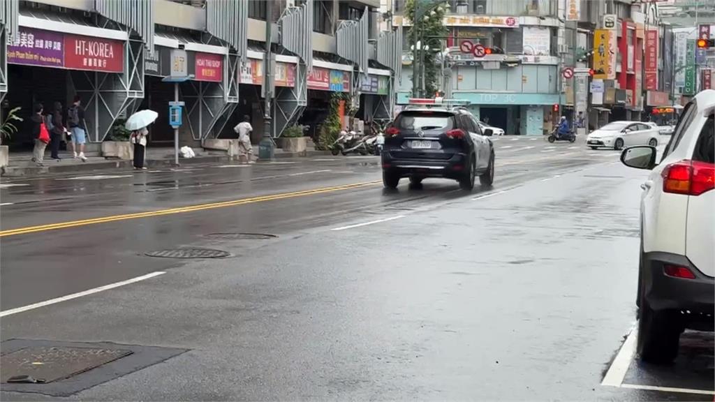 台灣大道「飛來安全帽」! 不肖人士躲騎樓惡意丟 警方出手了