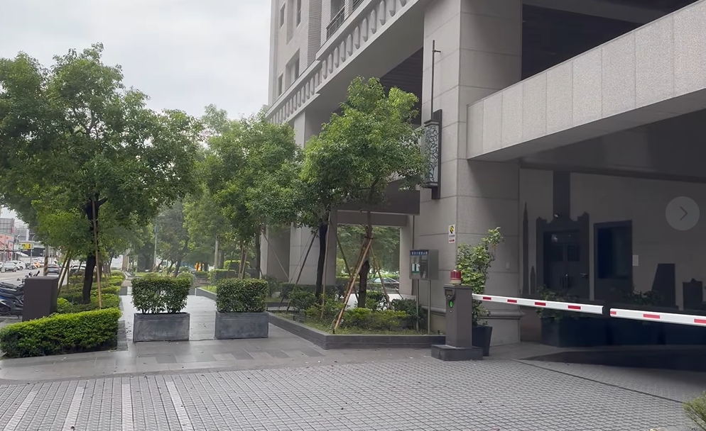 高雄施工建案揚起大量粉塵 居民怨:空氣品質亮紅燈