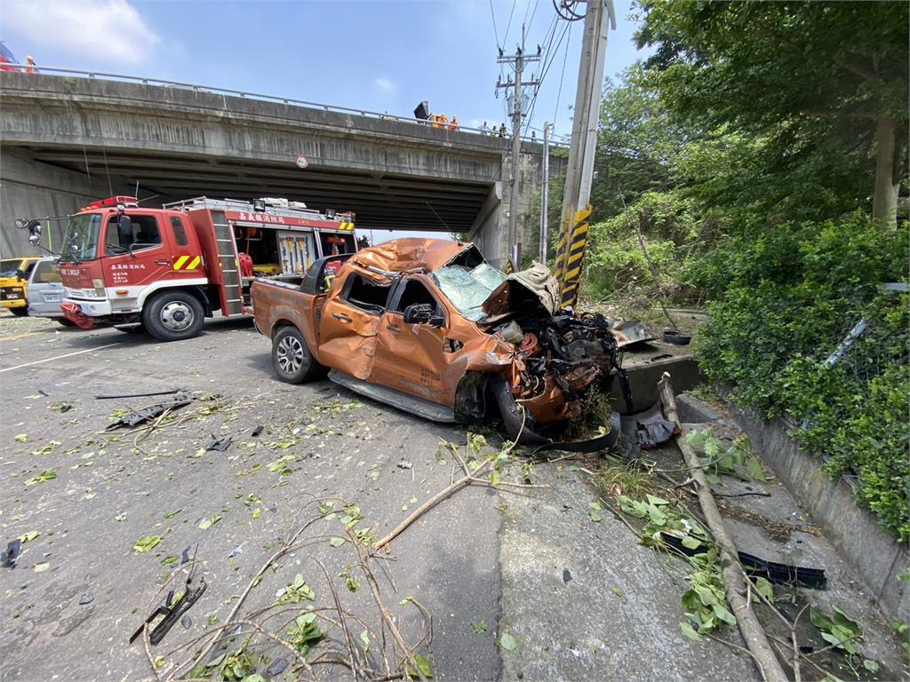 快新聞／國3嘉義段紅色轎車撞遊覽車！車飛落平面道路　白車也慘被波及