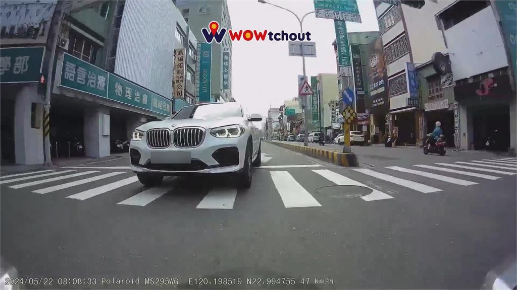 不爽騎士騎混合道!他遭逼車狂叭 BMW駕駛喊「叭你要閃啊」:這是汽車道