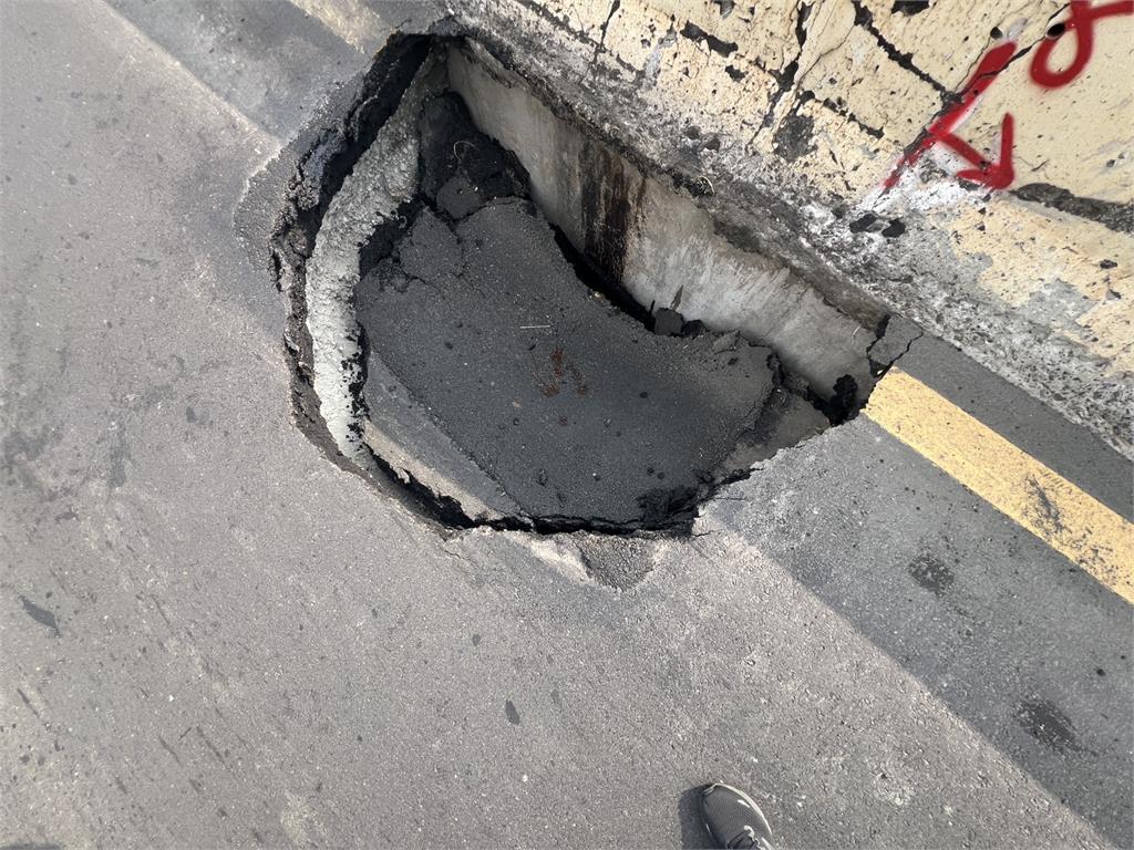 最新／驚！淡水「這路段」出現2米寬天坑　交通大打結