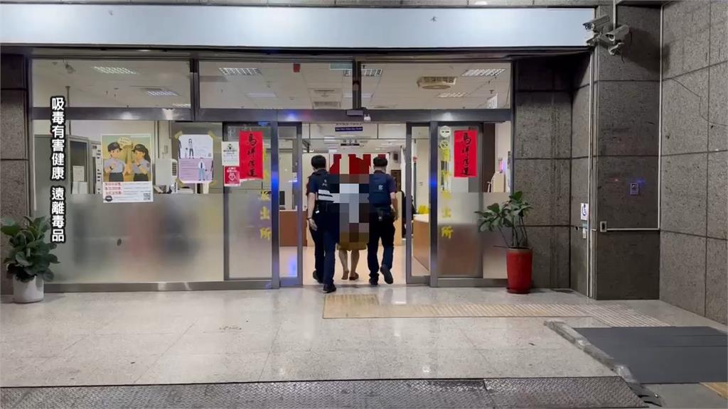 路邊吸毒秒被員警盯上 男子喪屍煙彈丟水溝被壓制