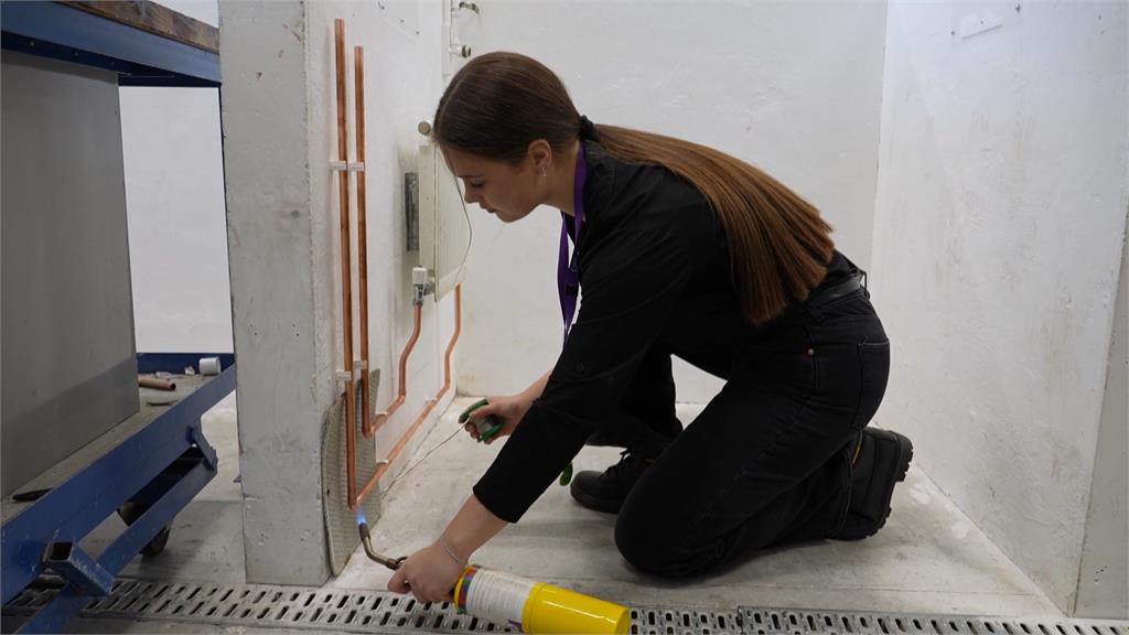 英國"職業學校"報名人數增加 學生:不易被AI取代