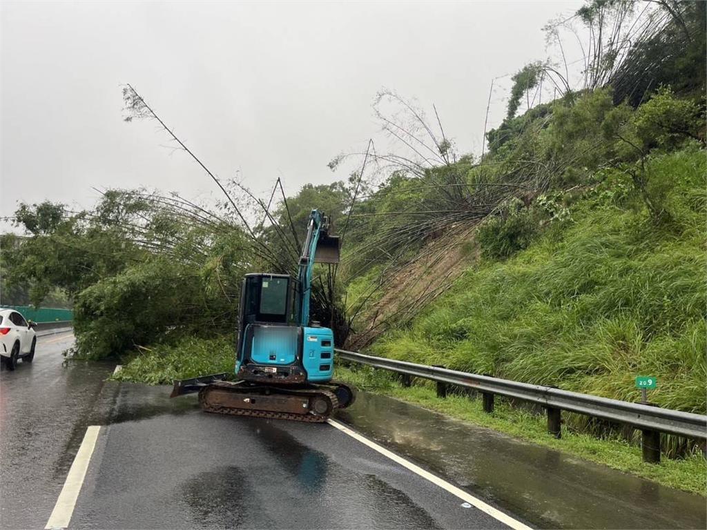 快新聞／豪雨狂炸！國10東向燕巢路段邊坡滑落樹倒　緊急封閉排除