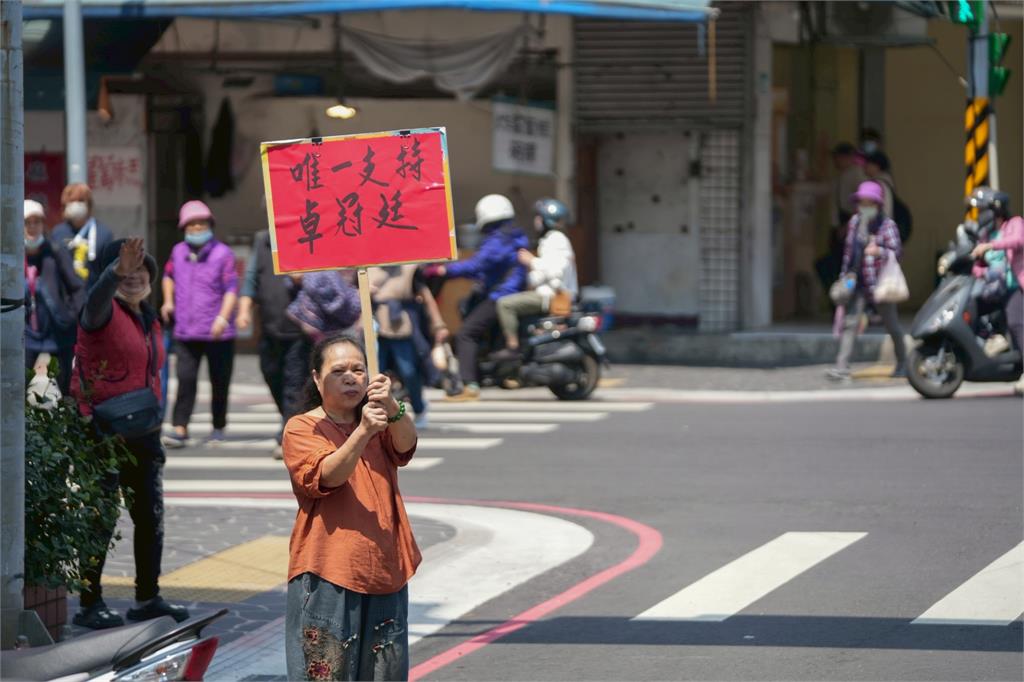 快新聞/新北人顧電話!綠議員初選明晚登場 卓冠廷合體王義川、林右昌掃街催票