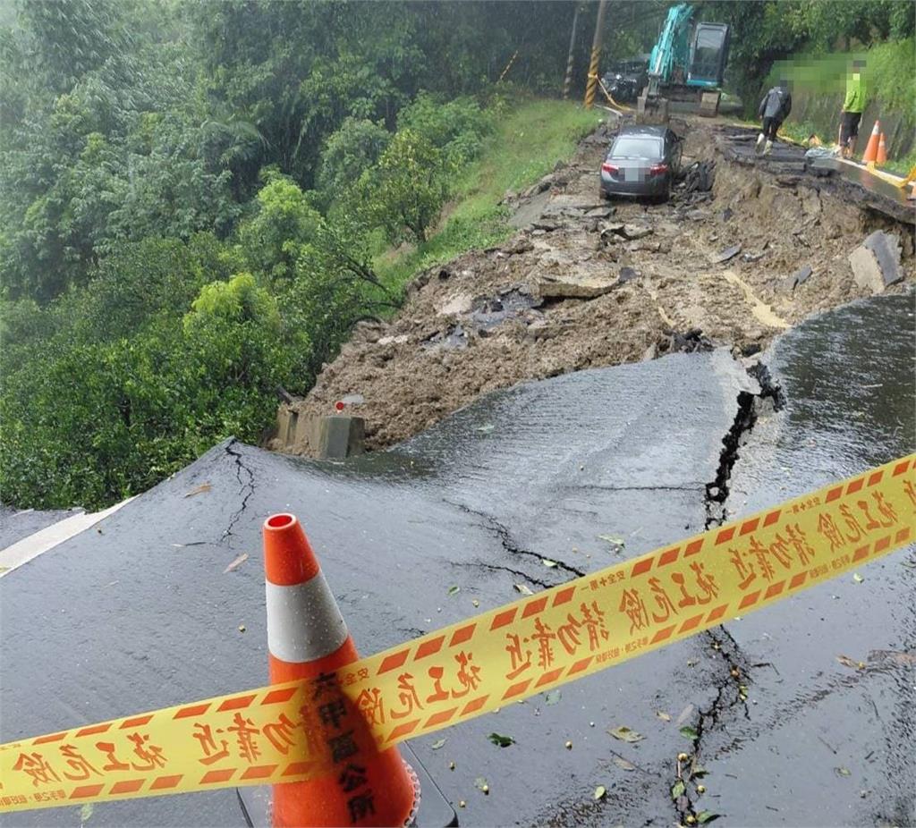 快新聞／嚇壞！台南六甲「道路突下沉」黑車險墜邊坡　駕駛開窗逃生「妻子狂念經」