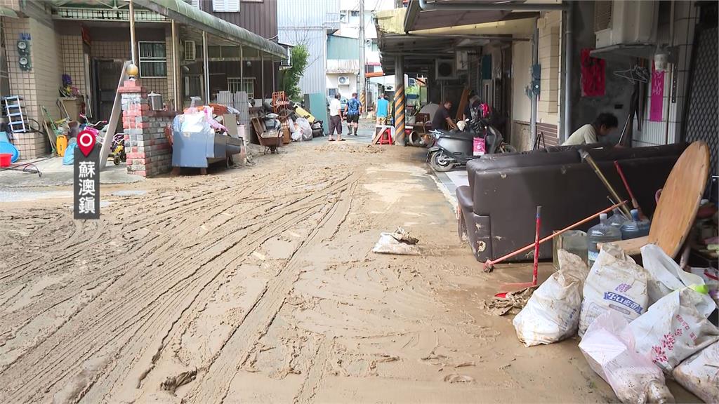 雨彈炸後 蘇澳街頭滿目瘡痍 居民忙清理家園