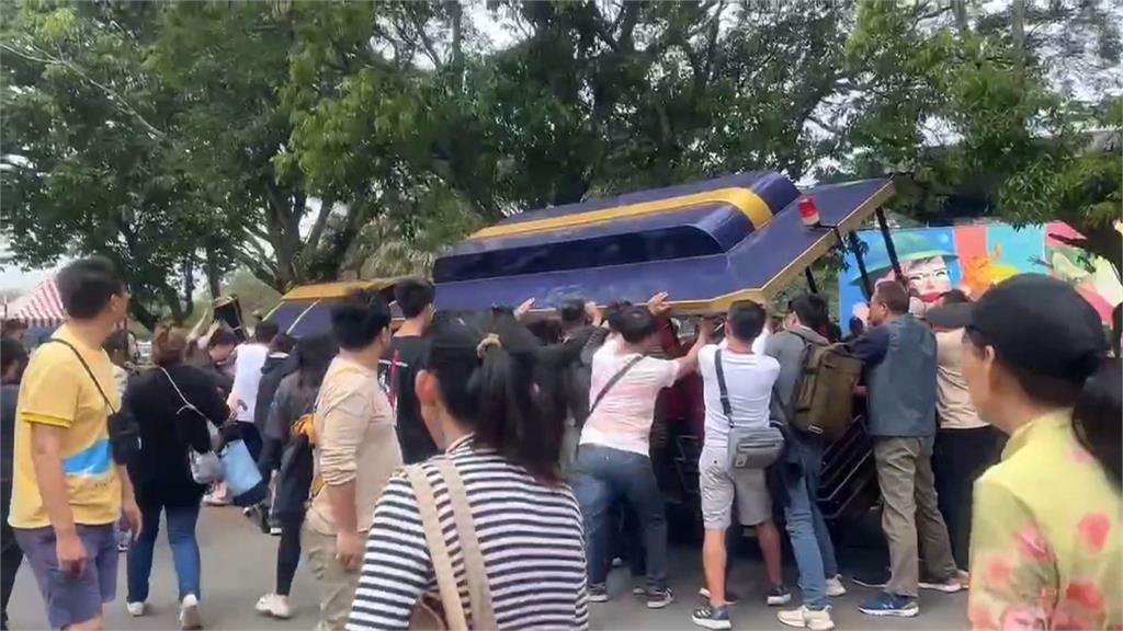 宜蘭綠博小火車翻覆造成1死1傷 死者妻坐輪椅送丈夫最後一程