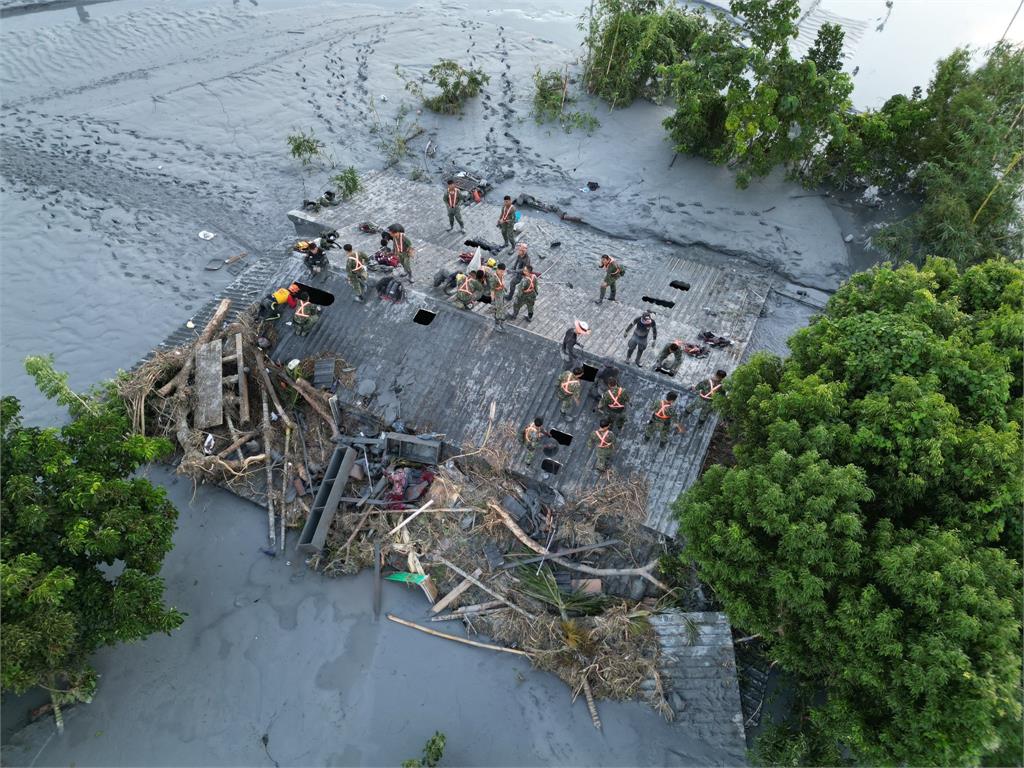 房子被泥漿灌滿剩屋頂！逾20國軍「破頂救援」空拍圖震撼曝光…萬網全淚目