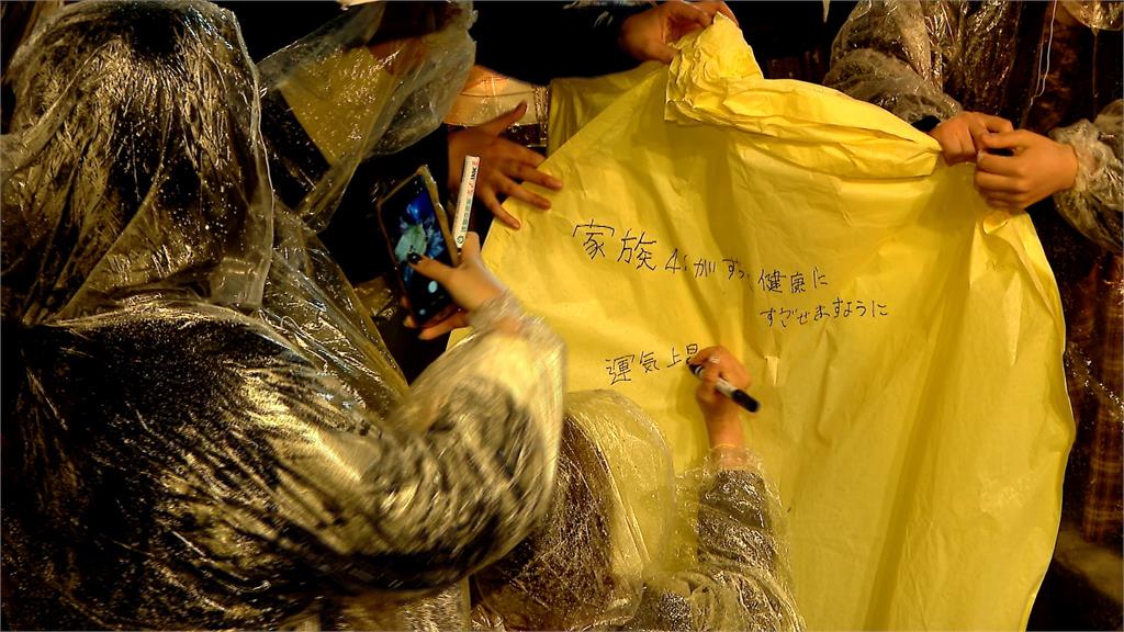 平溪天燈節登場！　「龍馬主燈+百盞天燈」雨中齊飛點亮夜空