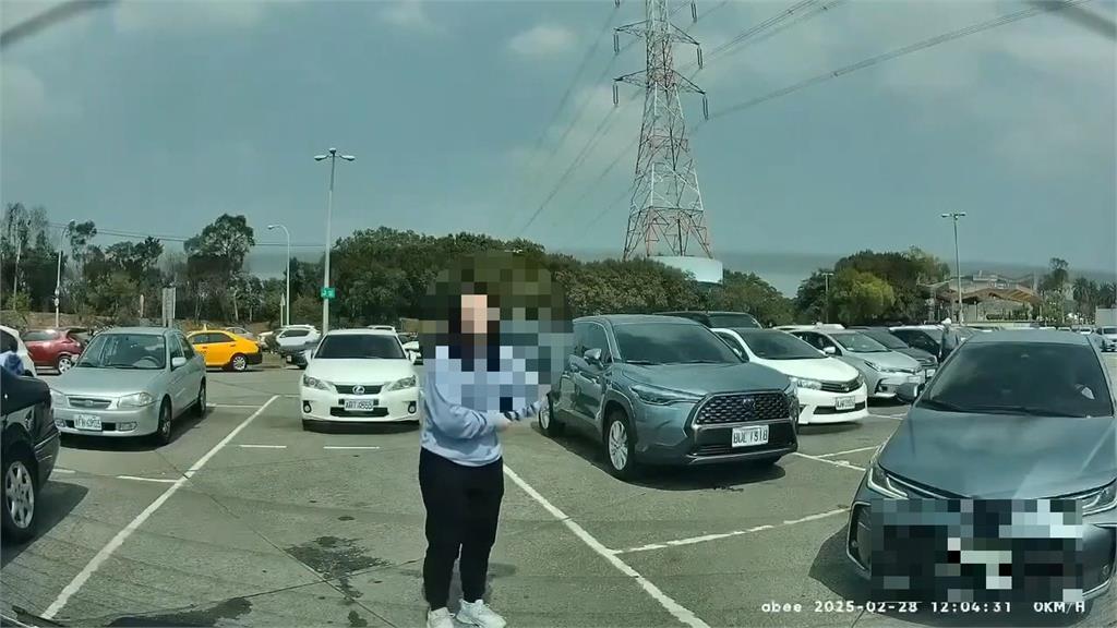 又是人肉占車位! 母女肉身擋車還拍車嗆:等很久