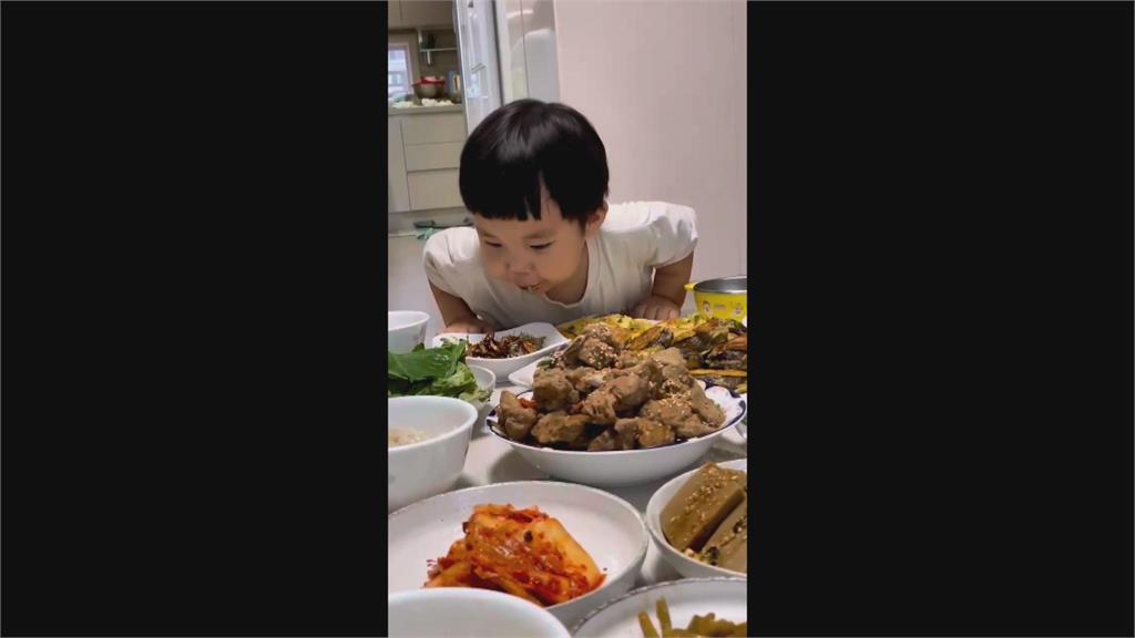忍不住了！南韓2歲萌娃飯前禱告閉眼偷吃　被抓包後1舉動笑翻網