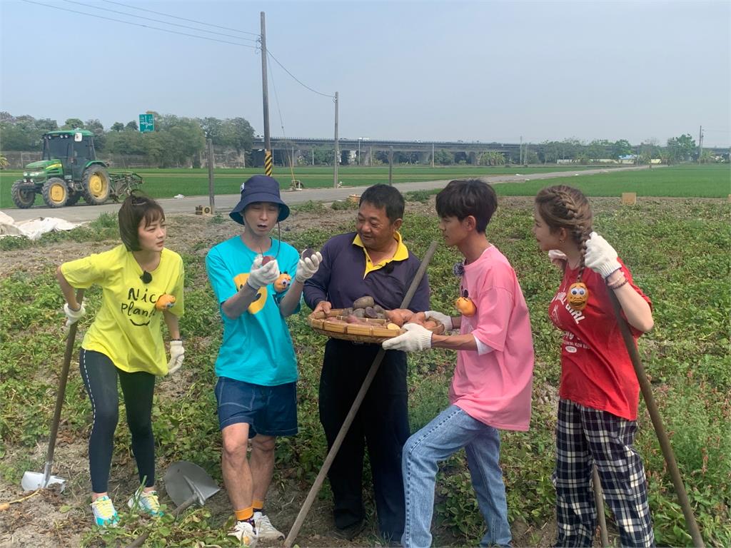 《綜藝新時代》籃籃以為「爽躺賺」演馬鈴薯！下一秒直接頭栽冰桶被狠倒一身冰塊