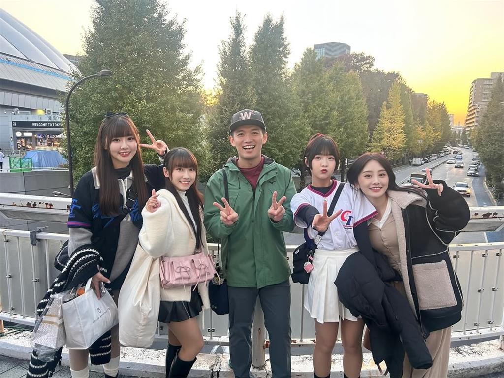 台南Josh「合照啦啦隊」登上日媒!釣出蔡其昌神回:奪冠都沒笑成這樣