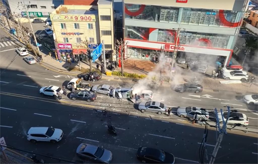 離奇車禍！南韓計程車「衝破5樓外牆」急墜壓13輛車　70歲駕駛喪命