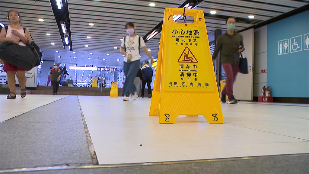 疑排水系統故障 雙北下暴雨 交通樞紐台北車站聯通口淹水