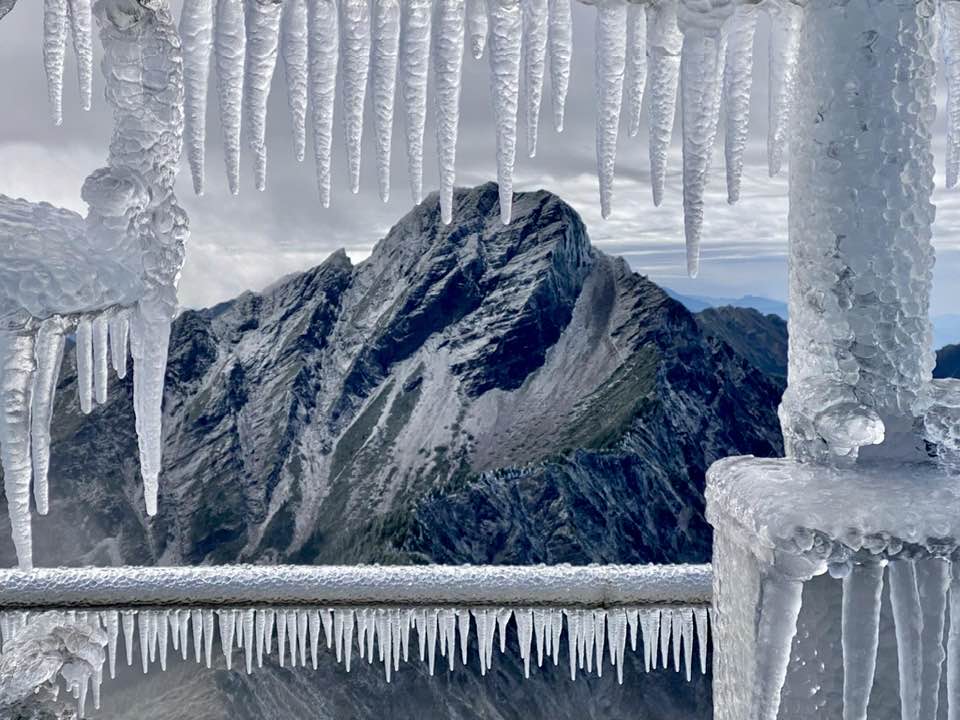 5人團「沒帶冰爪」雪季強登玉山！受困報案網炸鍋：把直升機當Uber？