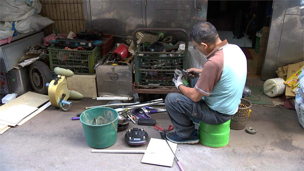 撿二手電鍋送拾荒婦 清潔隊員遭判3個月.褫奪公權1年