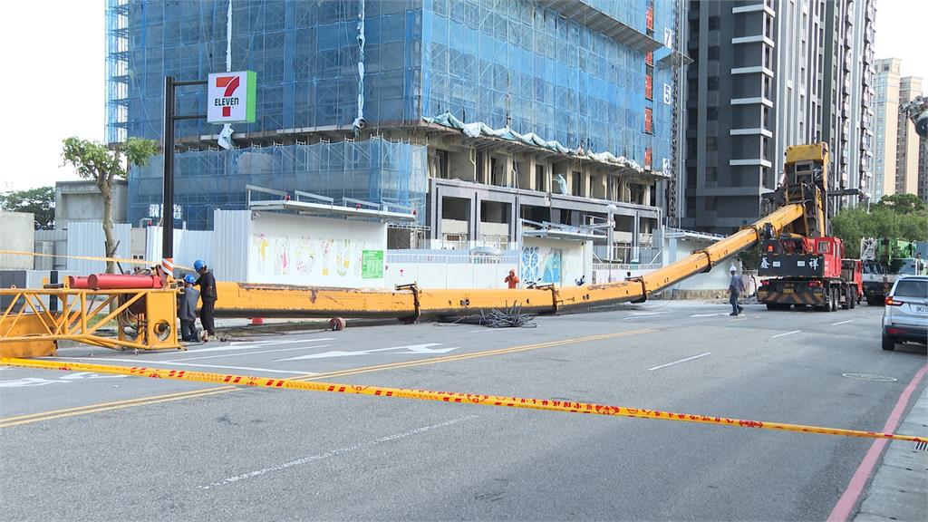 風太強?桃園建案吊車失控翻覆 鐵條砸傷路人送醫
