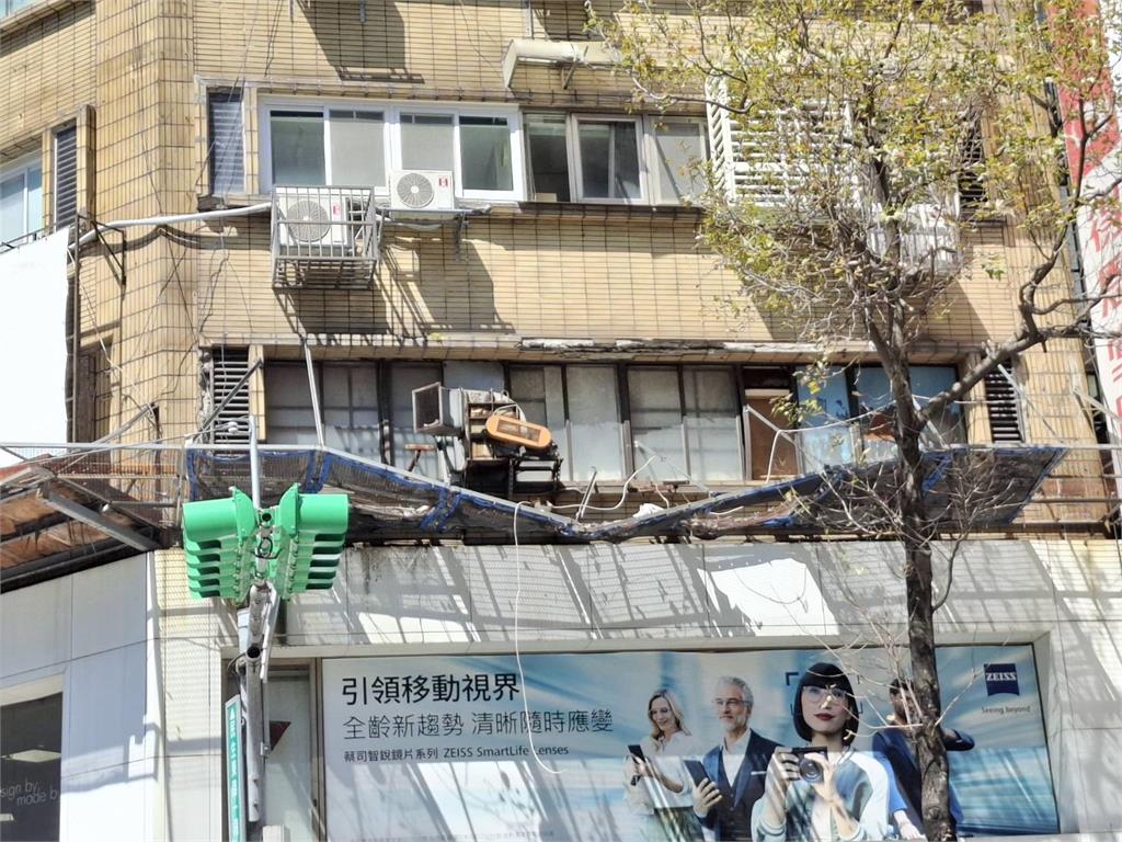 快新聞/台北市怎有石塊從天而降? 北市大樓外牆剝落意外砸傷車上母子