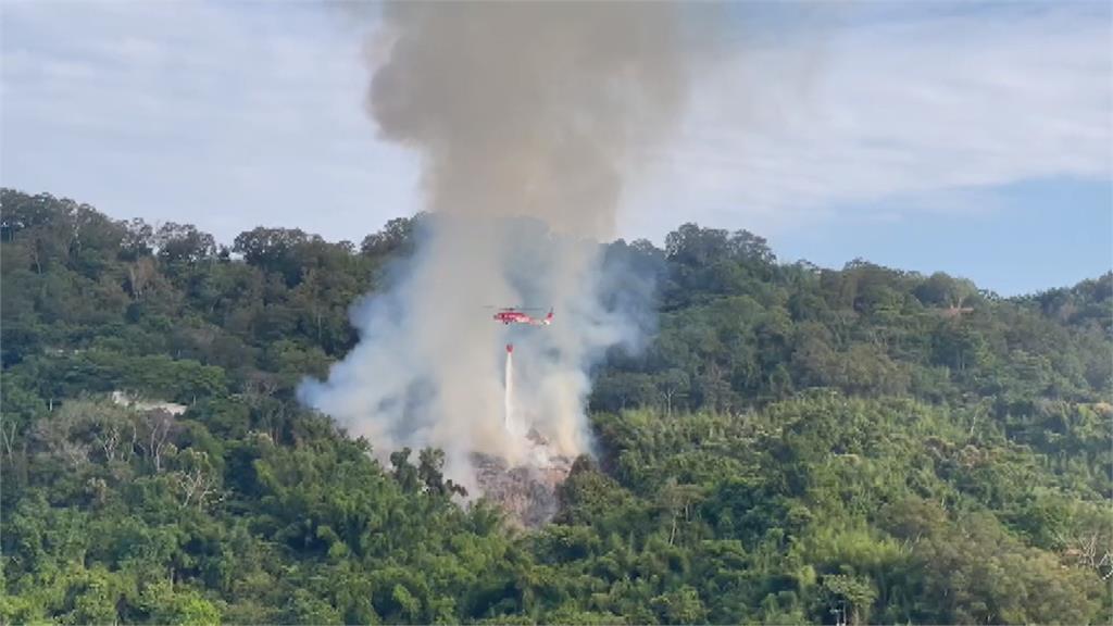 山林大火釀10名消防員送醫　空勤總隊出動20架直升機救援