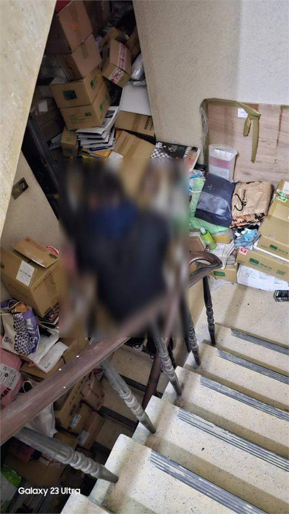 快新聞／割喉啦啦隊女神！52歲「狂粉阿北」啃老狂買100本寫真集　包裹堵樓梯間