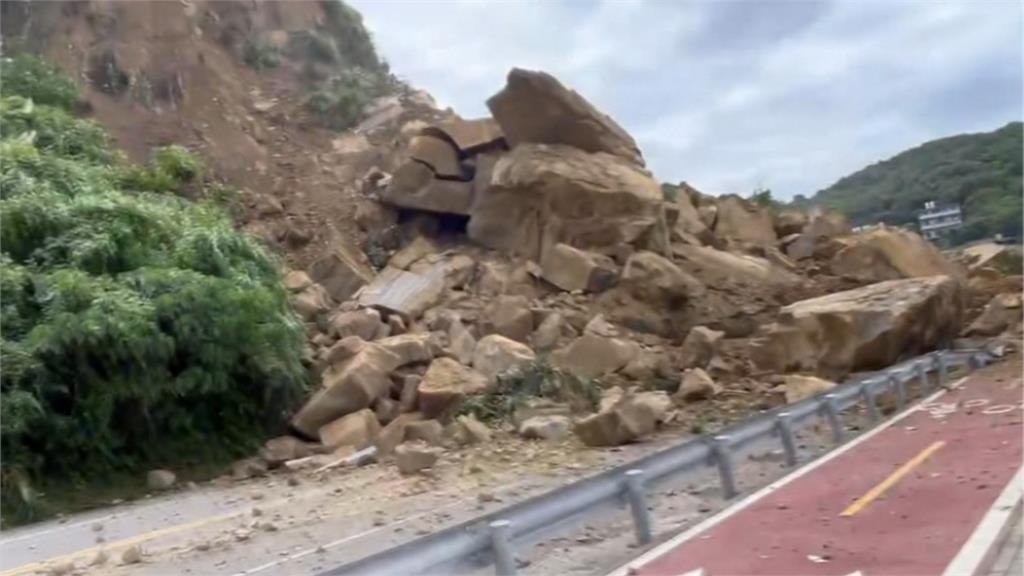 基隆潮境路段大面積山崩　民眾驚險逃生助小黃運將脫困
