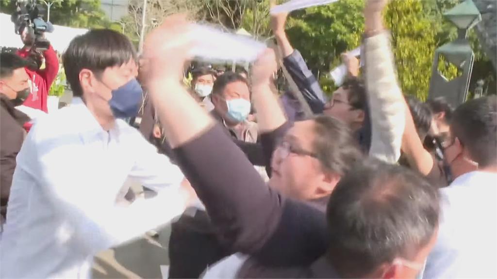 畫面曝光！蔣萬安228致詞到一半遇衝突　群眾舉白布條喊「下跪道歉」衝上前