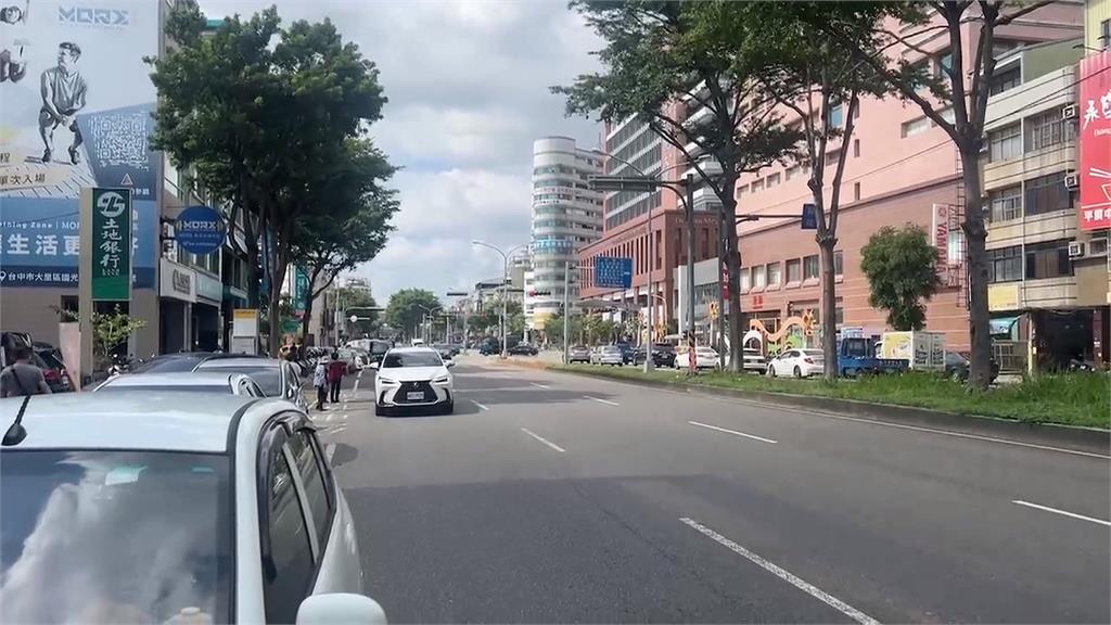 升降板懸空成「奪命凶器」 大貨車卸貨卸掉小貨車車門