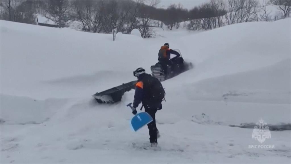 戰鬥民族「集體瘋跳樓」 他從5樓「飛出」跳雪堆
