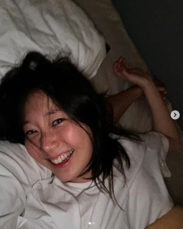 南韓女星「私密床照」羞圖流出！1男1女「同房玩臂枕」公司緊急回應